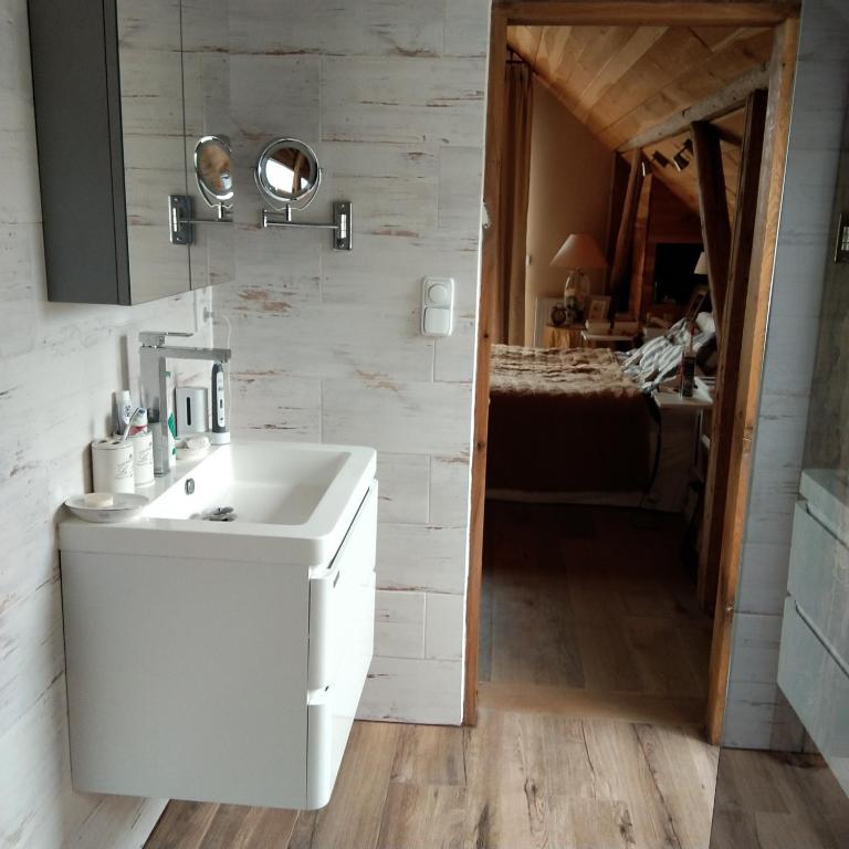 Romantic cottage room 3