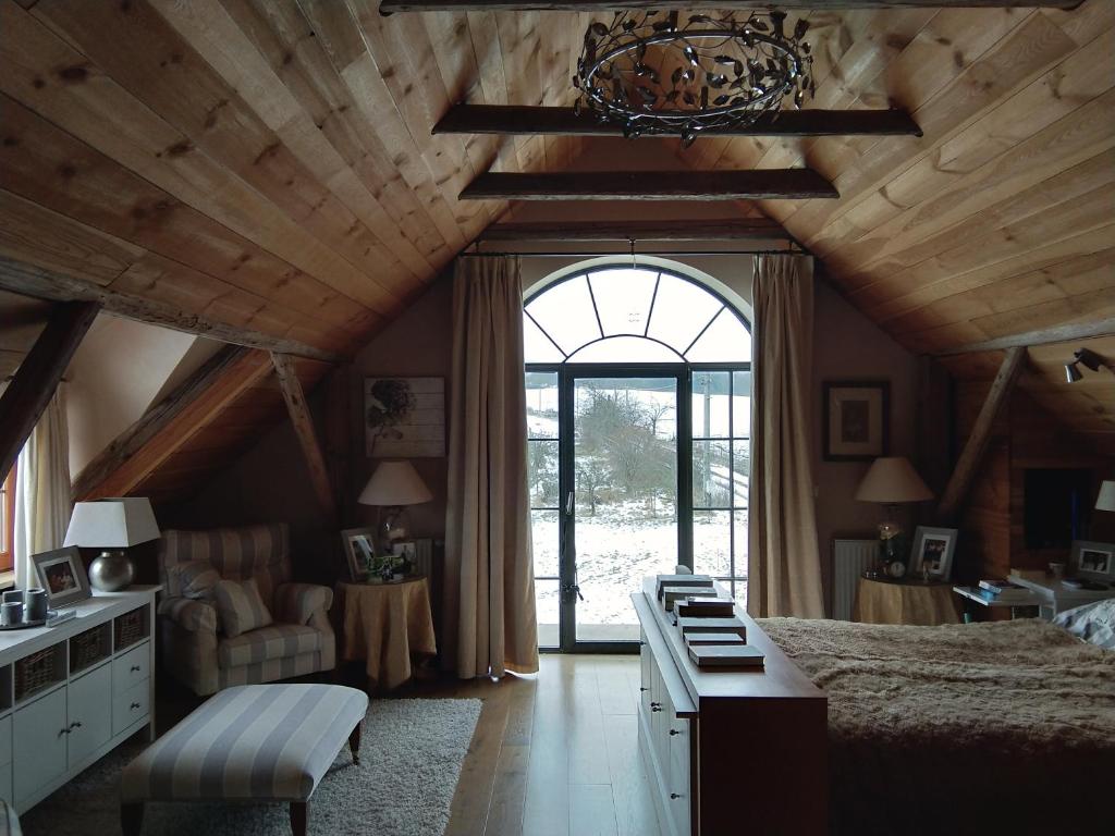 Romantic cottage room 6
